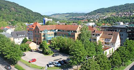 Vom Rathausturm bietet sich ein herrlicher Panoramablick auf Künzelsau sowie die Umgebung. Die 15?500-Einwohner zählende Kreisstadt ist von Bergen umgeben. Wohnraum im Zentrum ist daher eng begrenzt. Vom Rathausturm bietet sich ein herrlicher Panoramablick auf Künzelsau sowie die Umgebung. Die 15?500-Einwohner zählende Kreisstadt ist von Bergen umgeben. Wohnraum im Zentrum ist daher eng begrenzt.