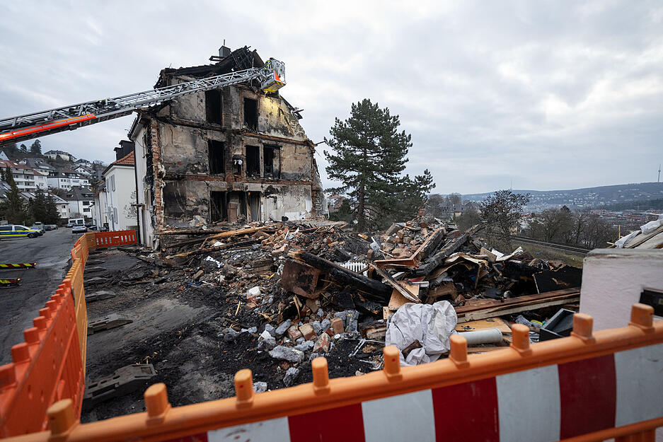 Nach der verheerenden Explosion eines Wohnhauses mit einer Toten gehen die Arbeiten am Unglücksort weiter.