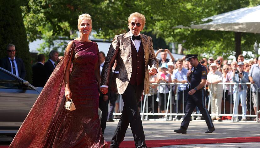 Roter Teppich und große Robe: Thomas Gottschalk und Karina Mroß. (Archivbild) Roter Teppich und große Robe: Thomas Gottschalk und Karina Mroß. (Archivbild)