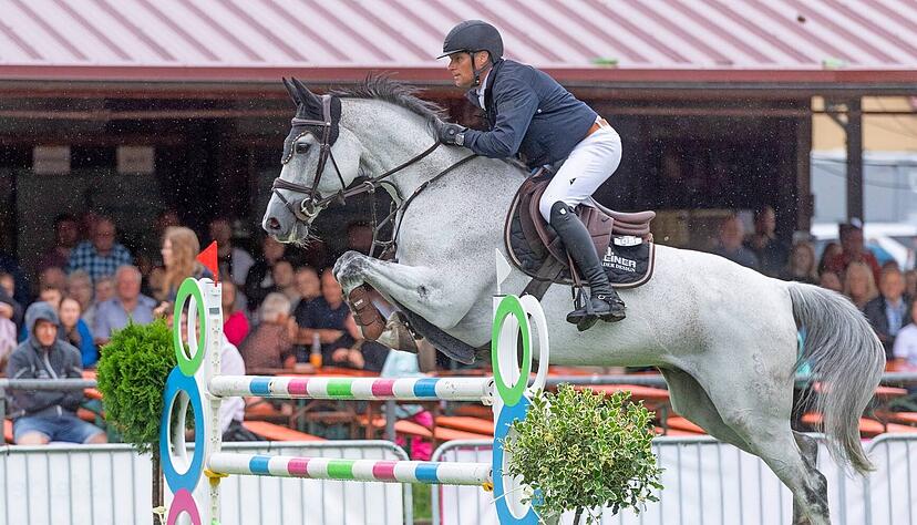 Sehr kontrolliert im Umlauf, sehr schnell dann in der Siegerrunde: Mit Ciricu war Jan M&uuml;ller vom gastgebenden RV Ilsfeld am Sonntagnachmittag beim 72. Ilsfelder Reitturnier der Schnellste.