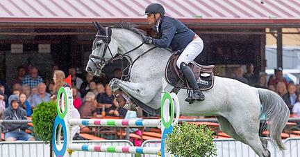Sehr kontrolliert im Umlauf, sehr schnell dann in der Siegerrunde: Mit Ciricu war Jan Müller vom gastgebenden RV Ilsfeld am Sonntagnachmittag beim 72. Ilsfelder Reitturnier der Schnellste.
Fotos: Mario Berger Sehr kontrolliert im Umlauf, sehr schnell dann in der Siegerrunde: Mit Ciricu war Jan Müller vom gastgebenden RV Ilsfeld am Sonntagnachmittag beim 72. Ilsfelder Reitturnier der Schnellste.
Fotos: Mario Berger