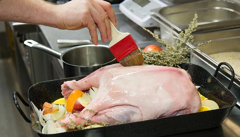 Eine vier Kilogramm schwere Gans reicht mit entsprechenden Beilagen für vier bis fünf Personen.