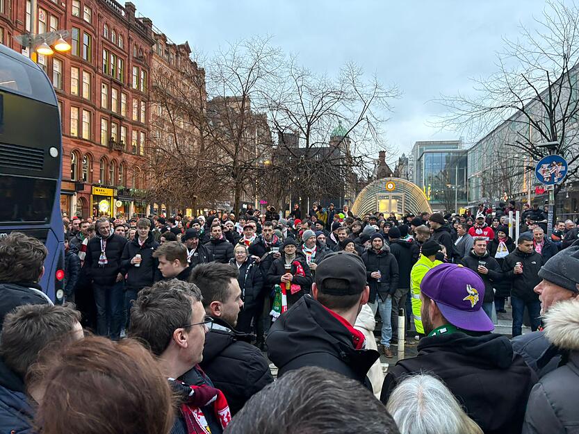 In Schottland wurden die VfB-Fans offen empfangen. Nicht wie zuvor in anderen St&auml;dten.