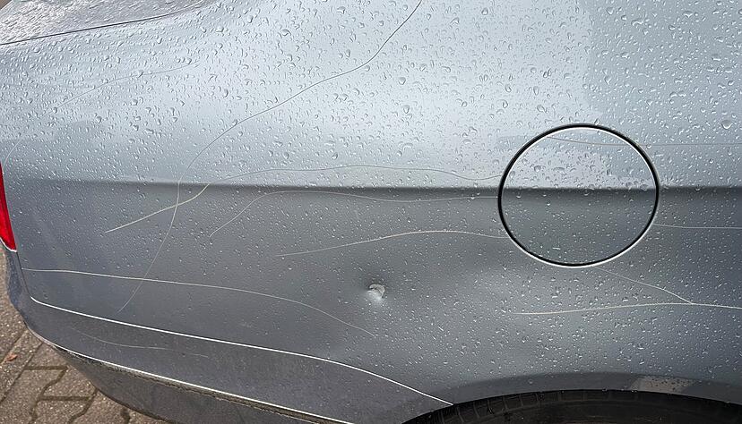 Wochen vor der Tat soll das Auto eines der Opfer zerkratzt worden sein. Es steht nach der Tat immer noch auf dem Parkplatz.