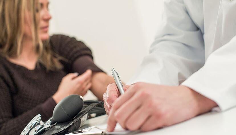 Psychosomatik-Verdacht: Frauen h&ouml;ren h&auml;ufig, ihre Beschwerden seien psychisch bedingt &ndash; deutlich mehr als M&auml;nner.