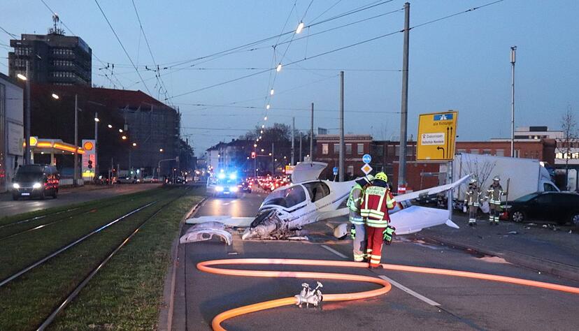 Das Flugzeug sei mitten auf der Fahrbahn zum Stehen gekommen, sagte eine Polizeisprecherin. Das Flugzeug sei mitten auf der Fahrbahn zum Stehen gekommen, sagte eine Polizeisprecherin.