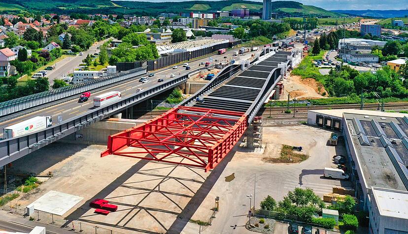 Rund 3700 Tonnen Stahl müssen beim zweiten Taktverschub der neuen Strombrücke Richtung Westen nächste Woche verschoben werden.
Foto: ViA6West/Endres