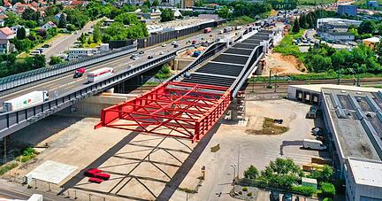 Rund 3700 Tonnen Stahl müssen beim zweiten Taktverschub der neuen Strombrücke Richtung Westen nächste Woche verschoben werden.
Foto: ViA6West/Endres