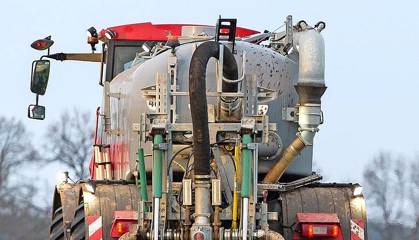 Ein Bauer bringt G&uuml;lle im Schleppschuhverfahren aus.