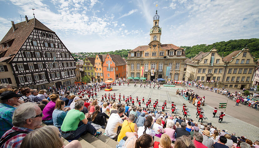 Zahlreiche Besucher sehen sich das Kuchen- und Brunnenfest auf dem Marktplatz an. Das Fest mit mehr als 500 Akteuren und Helfern bietet eine Mischung aus mittelalterlichem Brauchtum und Musik. Zahlreiche Besucher sehen sich das Kuchen- und Brunnenfest auf dem Marktplatz an. Das Fest mit mehr als 500 Akteuren und Helfern bietet eine Mischung aus mittelalterlichem Brauchtum und Musik.