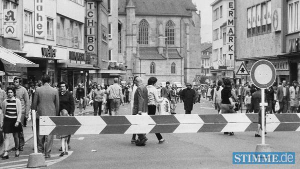 November 1971 - In der Fleiner Straße startet der erste Test zur Einrichtung einer Fußgängerzone. Zwischen Deutschhofstraße und Kiliansplatz wird an den verkaufsoffenen Samstagen der Verkehr ausgeschlossen.. November 1971 - In der Fleiner Straße startet der erste Test zur Einrichtung einer Fußgängerzone. Zwischen Deutschhofstraße und Kiliansplatz wird an den verkaufsoffenen Samstagen der Verkehr ausgeschlossen..