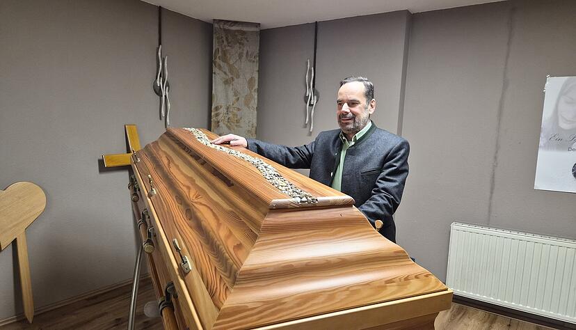 Wie viel eine Beerdigung kostet? Laut Bestatter Thilo Klar kann man mit Preisen ab viertausend Euro rechnen.