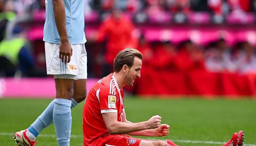 Harry Kane ballt nach seinem 31. Saisontor auf dem Rasen sitzend die F&auml;uste.