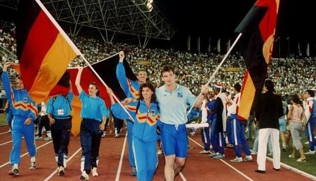 Die Fahnenträger Gabriele Lippe und Ulf Timmermann bei der EM 1990 in Split.