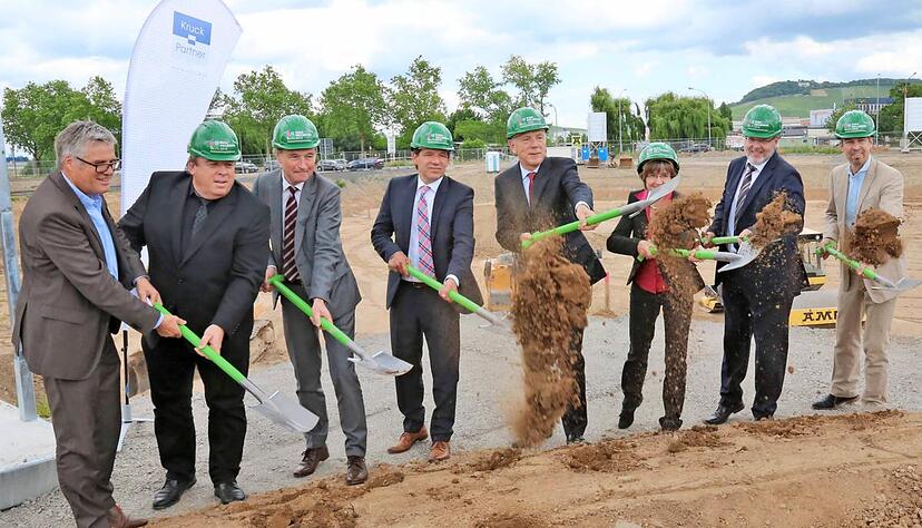 Die Spitze von Stadt und Buga sowie die Bauherren (und eine Dame) beim Spatenstich f&uuml;r den Neckarbogen.