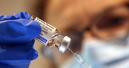 Eine Arzthelferin zieht in einer Praxis eine Spritze mit dem Corona-Impfstoff Janssen von Johnson & Johnson auf. (Archivbild).