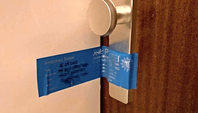 Ein Polizeisiegel an einer Wohnungstür in Neckarsulm ist mittlerweile entfernt. Trotzdem darf der Eigentümer die Räume nicht betreten.
Foto: Archiv/Kümmerle Ein Polizeisiegel an einer Wohnungstür in Neckarsulm ist mittlerweile entfernt. Trotzdem darf der Eigentümer die Räume nicht betreten.
Foto: Archiv/Kümmerle