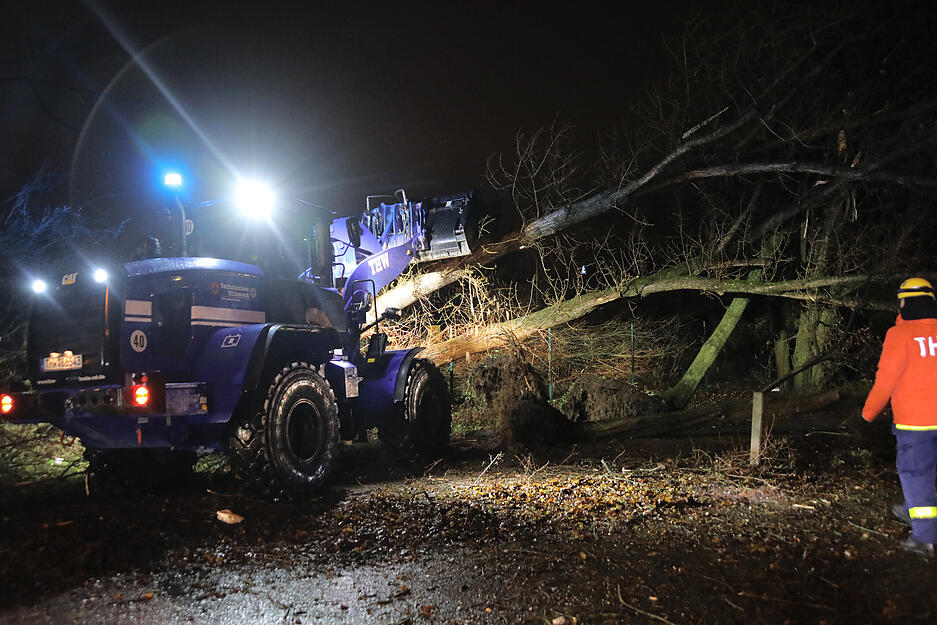 Das Technische Hilfswerk (THW), Feuerwehr und Polizei sind im Einsatz und beseitigen Sturmschäden.