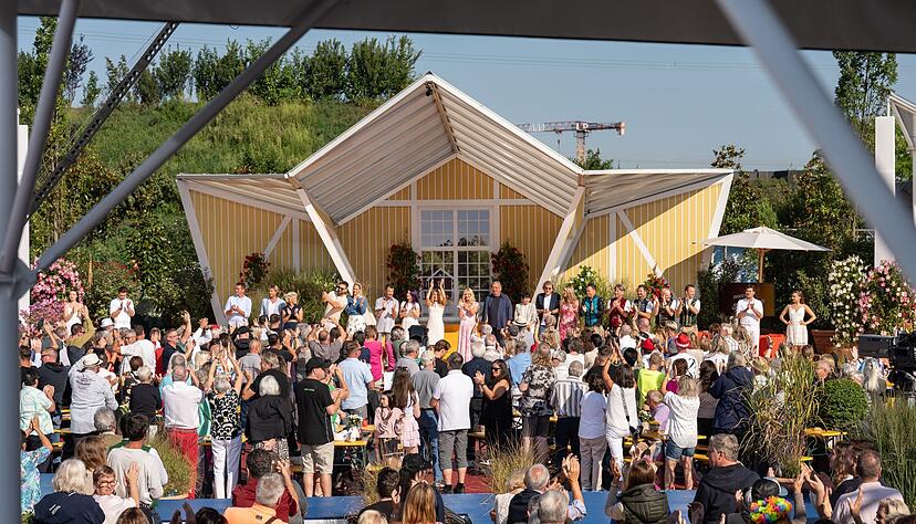 Die ARD-Sendung "Immer wieder sonntags" geht ohne Hauptmoderator Stefan Mross &uuml;ber die B&uuml;hne.