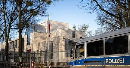 Vor der iranischen Botschaft in Berlin stehen Absperrgitter und ein Polizeiauto.