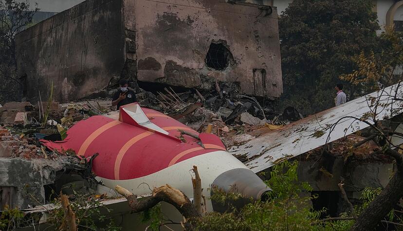 Teile eines Air India-Flugzeugs, das am Donnerstag abgest&uuml;rzt ist, sind auf einem Geb&auml;ude in Ahmedabad, Indien, zu sehen.