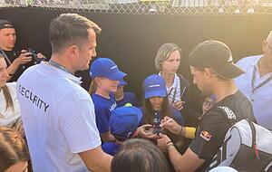 Dominic Thiem beim Autogramme-Schreiben.