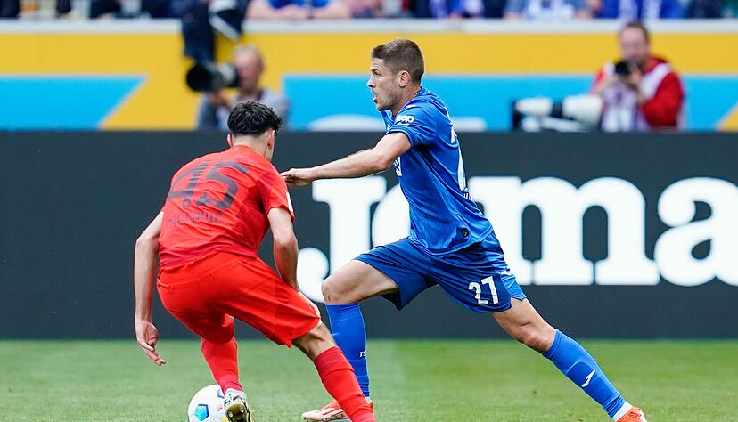 Andrej Kramaric (r.) geht an Bayerns Aleksandar Pavlovic vorbei.