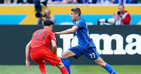 Andrej Kramaric (r.) geht an Bayerns Aleksandar Pavlovic vorbei.
