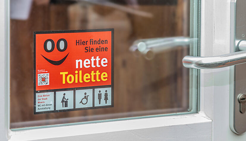 Die Aktion "Nette Toilette" gibt es in vielen St&auml;dten &ndash; wie etwa in Moers. Auch Heilbronn nimmt daran teil. Der Sticker an der Eingangst&uuml;re zeigt, welche Betriebe ihr WC &ouml;ffentlich zur Verf&uuml;gung stellen.