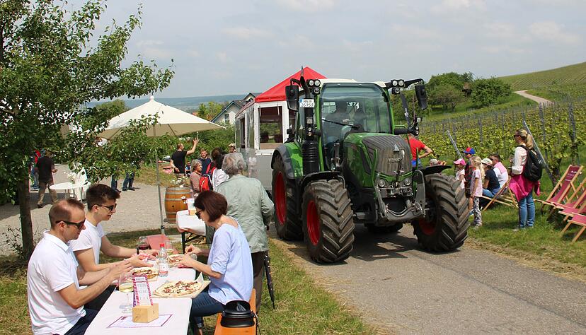Der Traktor-Shuttle "Löwenexpress" des Weinkollegiums Weinsberger Tal ist für viele Besucher des Events Wein über Berg und Tal eine willkommene Transportmöglichkeit zu den Ständen.
Foto: Gustav Döttling