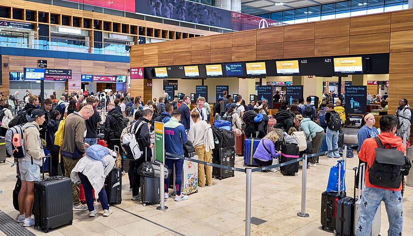 Der Berliner Flughafen wartet weiter auf die Wiederherstellung der Computertechnik zur Passagierabfertigung.