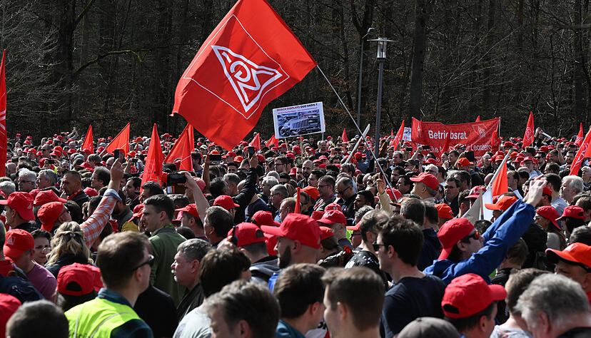 Schon im März protestierten Mitarbeiter des Industriekonzerns Bosch vor der Hauptverwaltung auf der Schillerhöhe in Stuttgart gegen die laufenden Stellenstreichungen. Nun sollen noch weitere Jobs wegfallen.