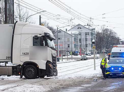 Ein Lkw steht auf späten Montagvormittag auf den Gleisen an der Moltkestraße in Heilbronn. Ein Lkw steht auf späten Montagvormittag auf den Gleisen an der Moltkestraße in Heilbronn.