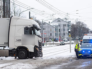 Ein Lkw steht auf späten Montagvormittag auf den Gleisen an der Moltkestraße in Heilbronn. Ein Lkw steht auf späten Montagvormittag auf den Gleisen an der Moltkestraße in Heilbronn.