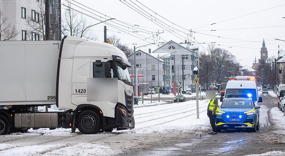 Ein Lkw steht auf sp&auml;ten Montagvormittag auf den Gleisen an der Moltkestra&szlig;e in Heilbronn.