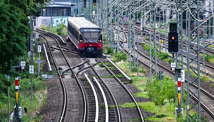 Erst am Montagabend fuhren wieder erste S-Bahnen. Erst am Montagabend fuhren wieder erste S-Bahnen.