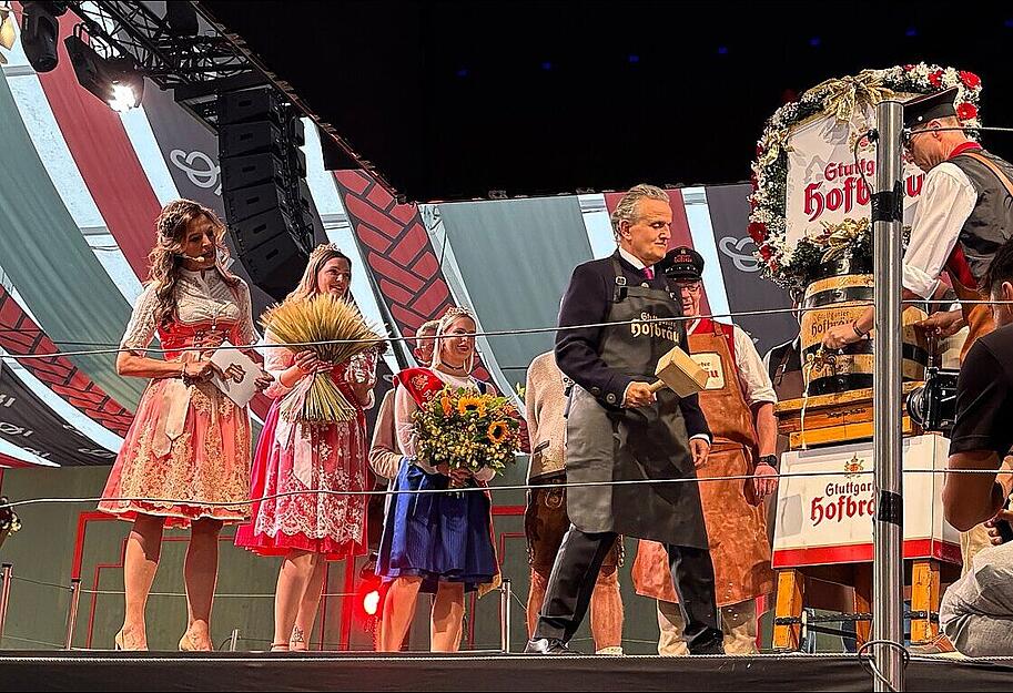 Frank Nopper (CDU), Oberbürgermeister von Stuttgart, schlägt bei der Eröffnung des 177. Cannstatter Volksfests mit dem Holzhammer auf das Bierfass. Nopper benötigte beim Fassanstich nur zwei Schläge. Frank Nopper (CDU), Oberbürgermeister von Stuttgart, schlägt bei der Eröffnung des 177. Cannstatter Volksfests mit dem Holzhammer auf das Bierfass. Nopper benötigte beim Fassanstich nur zwei Schläge.