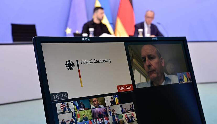 Der ukrainische Pr&auml;sident Wolodymyr Selenskyj nimmt pers&ouml;nlich mit Kanzler Friedrich Merz an den Schalten zum Alaska-Gipfel von US-Pr&auml;sident Donald Trump mit Kremlchef Wladimir Putin teil.