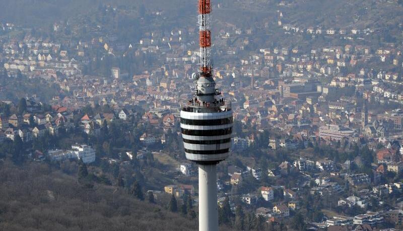Das 217 Meter hohe Ingenieurkunstwerk des Architekten und Bauingenieurs Fritz Leonhardt (1909-1999) ist rund 65 Jahre alt. Es gilt als Urmodell für Fernsehtürme weltweit. Allerdings wird es seinem Namen schon lange nicht mehr gerecht: Seit 2006 werden nur noch Hörfunksender ausgestrahlt.