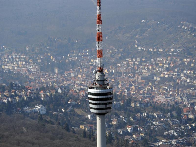 Das 217 Meter hohe Ingenieurkunstwerk des Architekten und Bauingenieurs Fritz Leonhardt (1909-1999) ist rund 65 Jahre alt. Es gilt als Urmodell für Fernsehtürme weltweit. Allerdings wird es seinem Namen schon lange nicht mehr gerecht: Seit 2006 werden nur noch Hörfunksender ausgestrahlt.