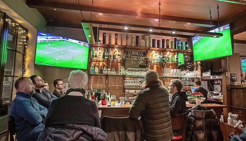 Fußball schauen im "Backstüble" ist für viele Kult. Nun gilt eine Mindestverzehrregel.