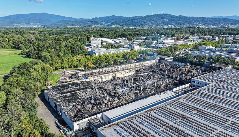 Das Feuer hat Brandruinen zurückgelassen.