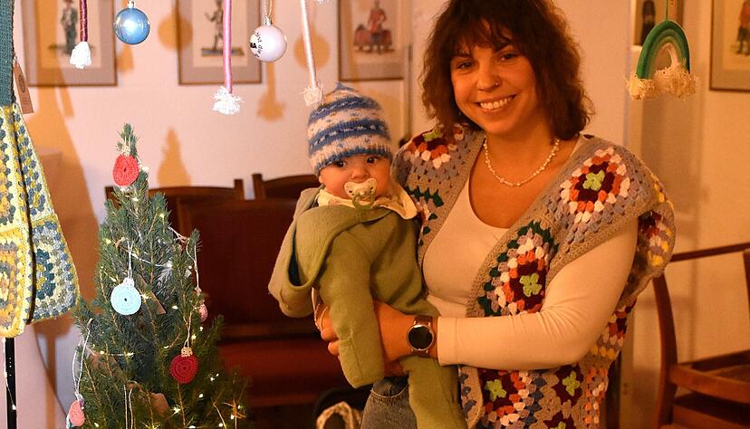 Vanessa Retzbach und Neffe Moritz sind Teil des ersten Handwerkermarkts im Johannitersaal. Gemeinsam mit Schwester Carina Schmitt verkauft sie Gehäkeltes, Gesticktes und vieles mehr. Vanessa Retzbach und Neffe Moritz sind Teil des ersten Handwerkermarkts im Johannitersaal. Gemeinsam mit Schwester Carina Schmitt verkauft sie Gehäkeltes, Gesticktes und vieles mehr.