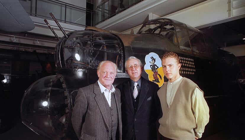 Der britische Spionagethriller-Autor Len Deighton (Mitte) ist im Alter von 97 Jahren gestorben. (Archivbild)