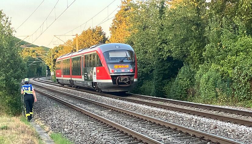 Die Frau und das Kind sind dabei von einer voll besetzten Regionalbahn erfasst worden, die in Richtung Schwäbisch Hall unterwegs war.