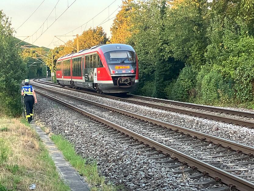 Die Frau und das Kind sind dabei von einer voll besetzten Regionalbahn erfasst worden, die in Richtung Schwäbisch Hall unterwegs war.