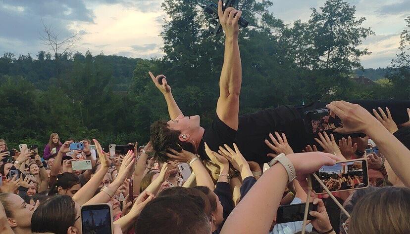Wincent Weiss lässt sich beim Mosbacher Sommer von seinen Fans tragen.