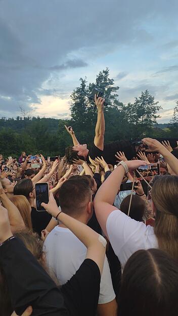 Wincent Weiss lässt sich beim Mosbacher Sommer von seinen Fans tragen.