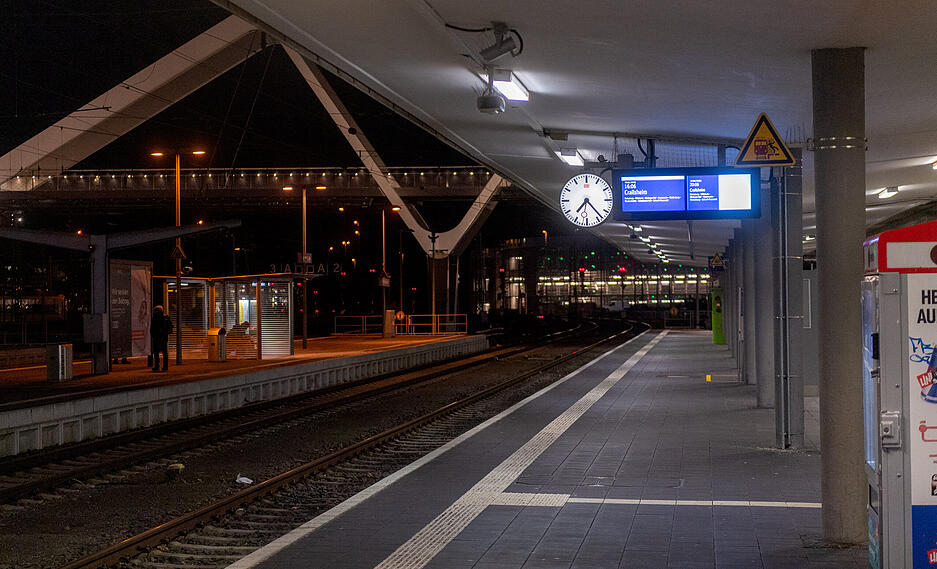 Die GDL will diese von 38 auf 35 Stunden bei gleichbleibendem Gehalt reduzieren. Die Bahn hat bisher ein Wahlmodell angeboten, das eine einstündige Absenkung ohne finanzielle Einbußen vorsieht. Wer sich dagegen entscheidet, erhält stattdessen 2,7 Prozent mehr Geld.