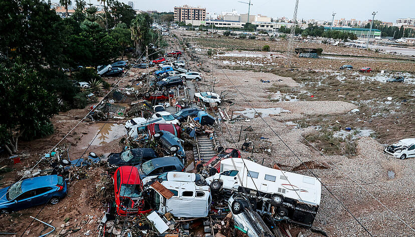 Autos, die durch das heftige Unwetter weggeschwemmt wurden, stehen auf den Gleisen. Mehr als 1000 Menschen waren in Fahrzeugen oder Häusern eingesperrt.